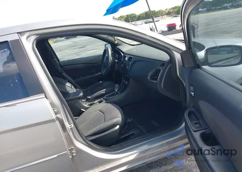 2013 Chrysler 200 Touring z USA, uszkodzony, nr VIN 1C3CCBBB0DN655951